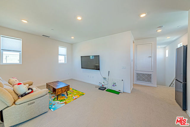 27457 Flycatcher Place, Valencia CA: https://media.crmls.org/mediaz/ef3ea8cc-c638-47b7-9b08-615745a862f5.jpg