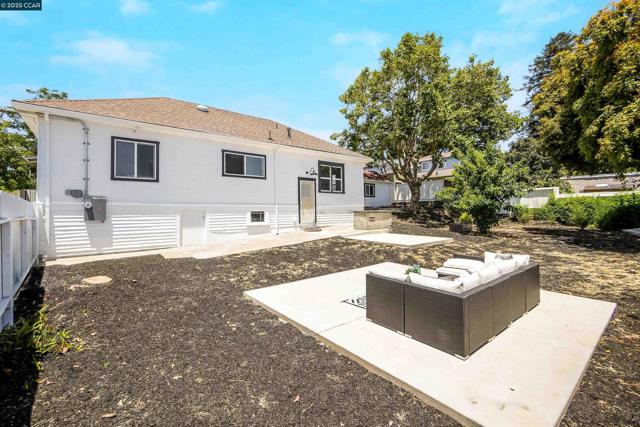 2718 Carmel St, Oakland CA: https://media.crmls.org/mediaz/ef3ee1e4-50f7-47fc-bc9a-4f7f1497dae2.jpg