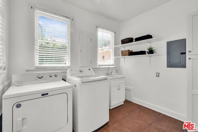 1709 Buckingham Road, Los Angeles CA: https://media.crmls.org/mediaz/ef3ee673-82b5-47f5-adc0-1113c906e8db.jpg