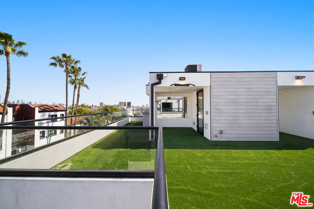 733 N Gramercy Place, Los Angeles CA: https://media.crmls.org/mediaz/ef3fb0c2-0dc0-42fd-bc53-761fc6eb9fa1.jpg
