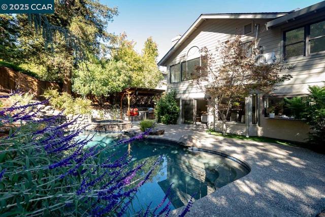 311 Valley High Dr, Pleasant Hill CA: https://media.crmls.org/mediaz/ef3fbc16-0336-4c69-91e7-4da0e5b8e08c.jpg