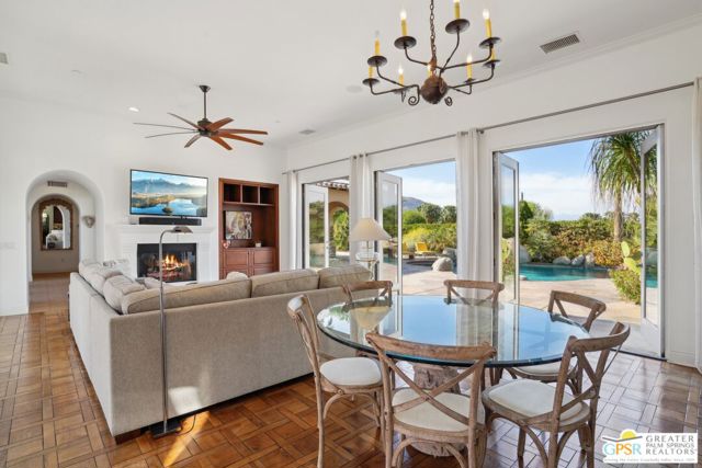 1070 Bella Vista, Palm Springs CA: https://media.crmls.org/mediaz/ef406c52-88bf-4b22-832e-f62a7727243e.jpg