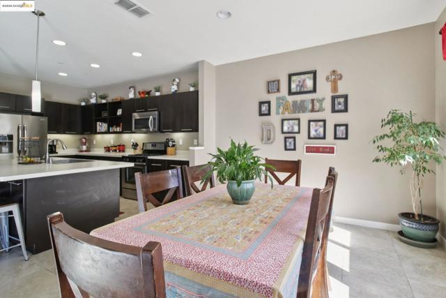 124 Clear Lake Ct, Oakley CA: https://media.crmls.org/mediaz/ef407c4e-10df-4834-abc3-8e1d57136ec8.jpg