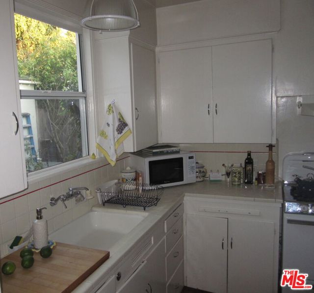 1301 Stanford St, Santa Monica CA: https://media.crmls.org/mediaz/ef429150-c62a-40ed-b8cd-6e0fb097d002.jpg