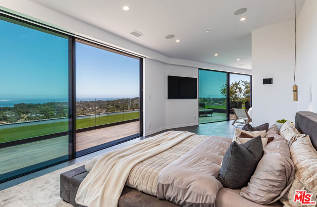 6156 Zumirez Drive, Malibu CA: https://media.crmls.org/mediaz/ef42bd32-283a-432e-a2eb-81129efdac25.jpg