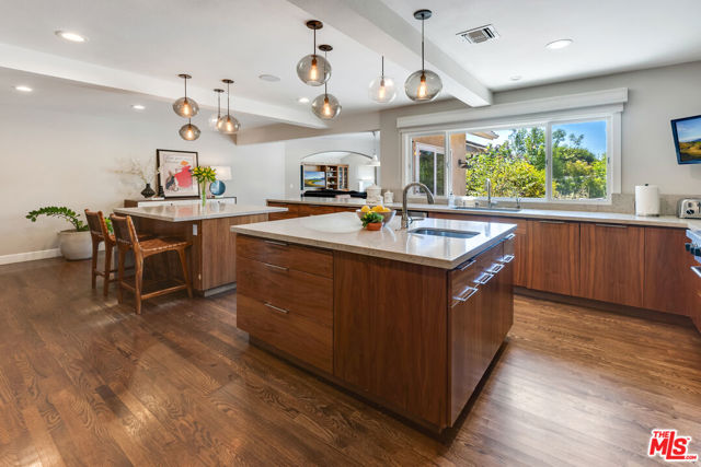 1009 Jeannette Avenue, Thousand Oaks CA: https://media.crmls.org/mediaz/ef431d09-0fa8-4894-8329-8703e9a3f962.jpg