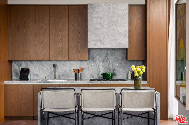 211 W Elm Court, Los Angeles CA: https://media.crmls.org/mediaz/ef437967-b9bb-4109-8a93-2335a0c31353.jpg