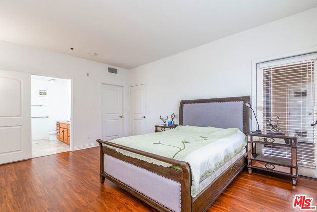 5132 Maplewood Avenue, Los Angeles CA: https://media.crmls.org/mediaz/ef4395aa-5c25-4460-aed2-8d678bde59f5.jpg