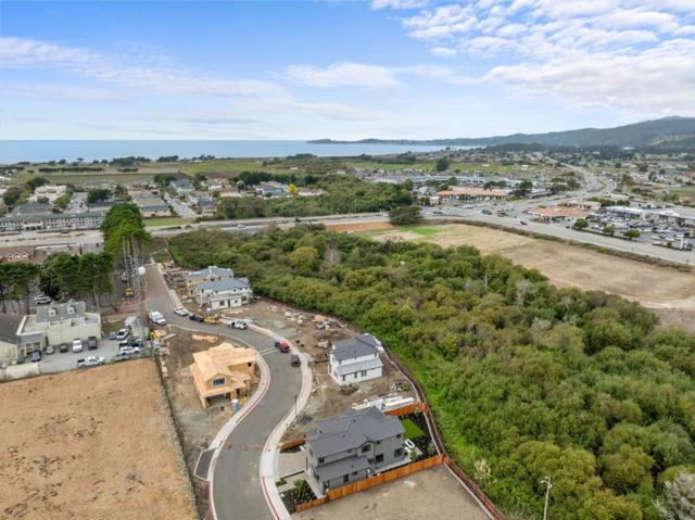 587 Creekside Court, Half Moon Bay CA: https://media.crmls.org/mediaz/ef43e446-5e1c-4a4f-902e-6ecb46082680.jpg