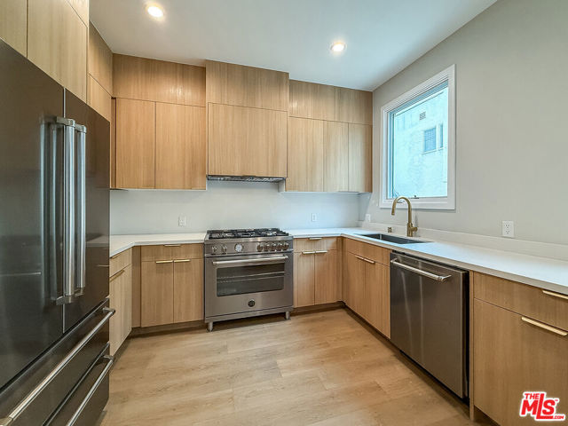 150 N Arnaz Drive, Beverly Hills CA: https://media.crmls.org/mediaz/ef44eb16-b06e-48ed-8b5b-522a48463b94.jpg