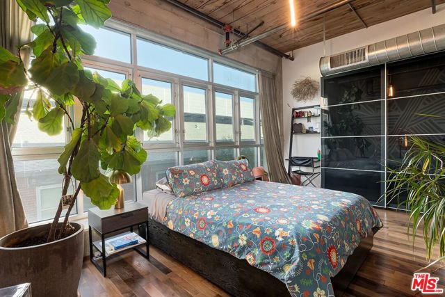 530 S Hewitt Street, Los Angeles CA: https://media.crmls.org/mediaz/ef460b37-7339-4ccd-9ba2-ae0e637d1879.jpg