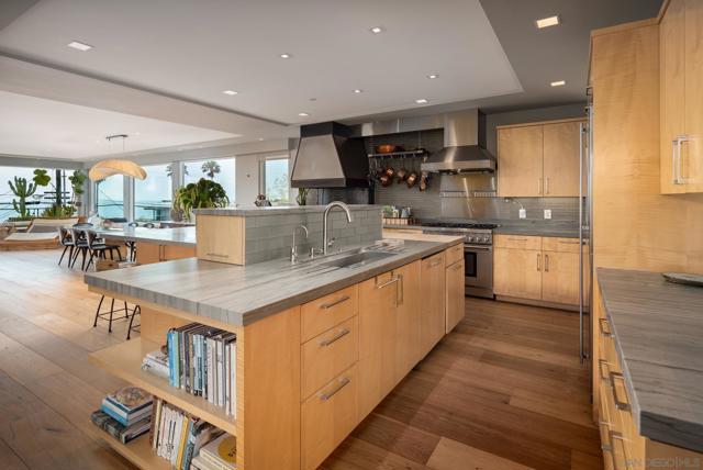 1521 Neptune Ave, Encinitas CA: https://media.crmls.org/mediaz/ef4694c2-27fe-4428-897f-c1e7badf72b3.jpg