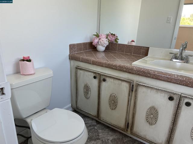 826 Veale, Martinez CA: https://media.crmls.org/mediaz/ef46c866-ff7f-40e7-9753-cedf6f9aeb8b.jpg