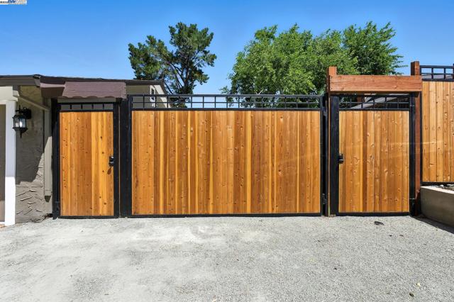 5701 Lewis Way, Concord CA: https://media.crmls.org/mediaz/ef46fe32-20db-46b0-b86a-3fe9add19854.jpg