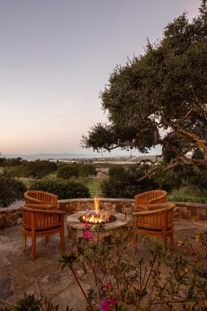 7595 Paseo Vista, Monterey CA: https://media.crmls.org/mediaz/ef479374-13b5-4f0e-a599-377c83437ff5.jpg