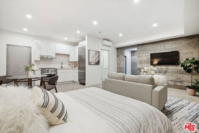 5221 Campo Road, Woodland Hills CA: https://media.crmls.org/mediaz/ef493ffd-d020-4139-a9c8-c4bbe4724bde.jpg