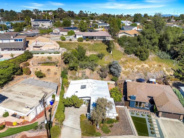 2347 Greenwing Drive, San Diego CA: https://media.crmls.org/mediaz/ef49f861-3e20-4922-b3da-18053a390a99.jpg