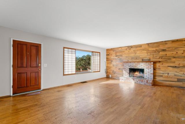 15 Work Avenue, Monterey CA: https://media.crmls.org/mediaz/ef4a277e-7d7d-4839-8e87-ef82fe98fdce.jpg