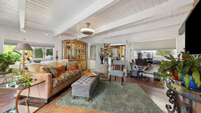 901 S Calle Tomas, Palm Springs CA: https://media.crmls.org/mediaz/ef4a3a00-f780-47cc-89d2-d1e93cc5c509.jpg