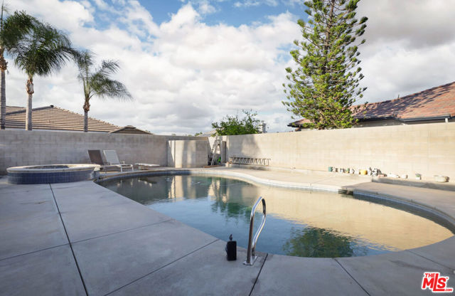7200 Clifftop Way, Bakersfield CA: https://media.crmls.org/mediaz/ef4a7a17-bde4-415e-bc38-2b3f287716cc.jpg