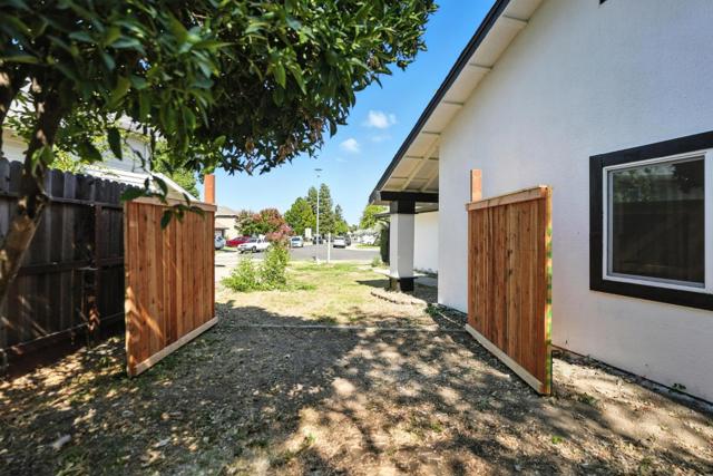 1190 Rio Norte Way, Sacramento CA: https://media.crmls.org/mediaz/ef4acd4f-410d-4480-aa5b-5bf623c7c2cb.jpg