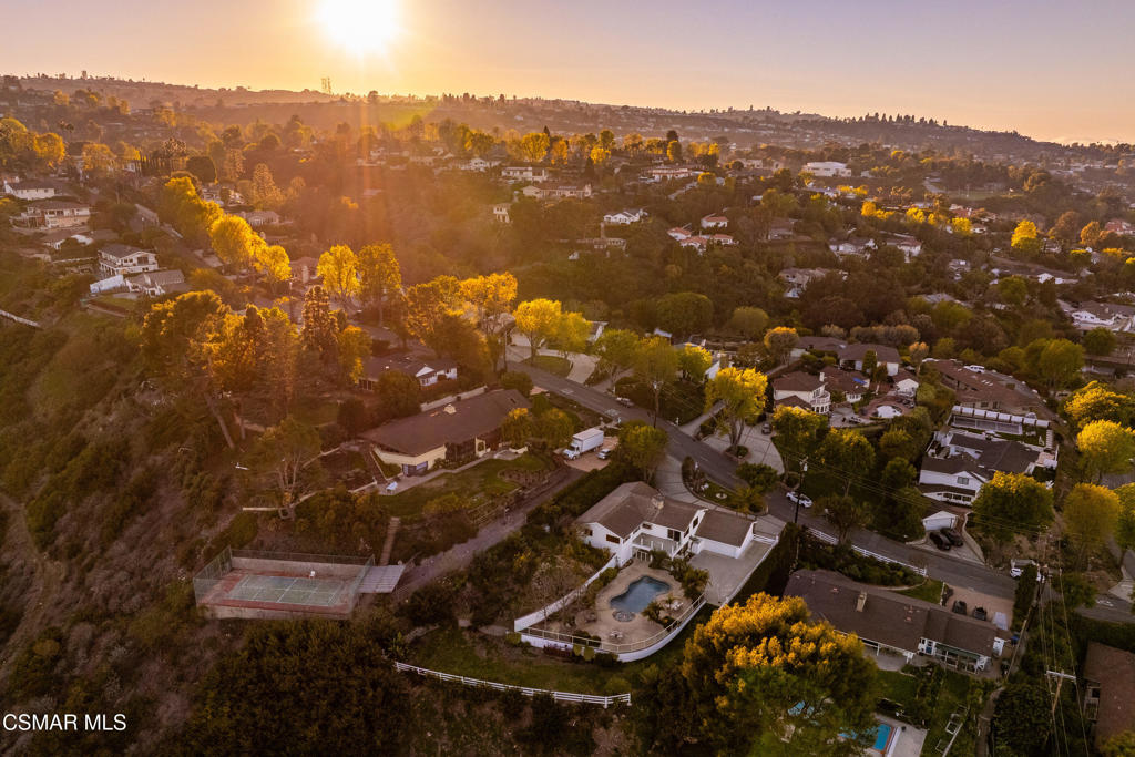 https://media.crmls.org/mediaz/ef4b2cff-0ac4-4900-a04f-67acbc1c6d0a.jpg?preset=X-Large