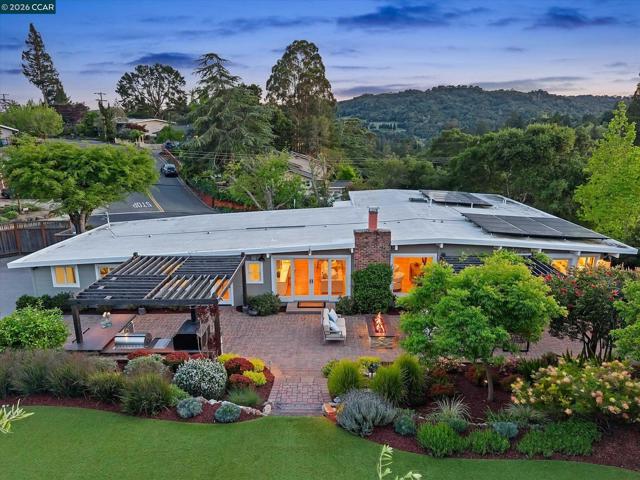 31 Ivy Dr, Orinda CA: https://media.crmls.org/mediaz/ef4baa05-c557-4695-8550-75700e97f79e.jpg