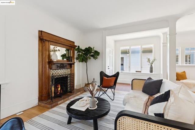 1532 Walnut St, Berkeley CA: https://media.crmls.org/mediaz/ef4bb29b-fcc3-47bf-844c-e04891a37d83.jpg