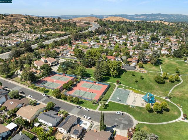 4403 Winterberry Ct, Concord CA: https://media.crmls.org/mediaz/ef4bb9d6-e538-4d86-8eb2-cc942e69c25c.jpg