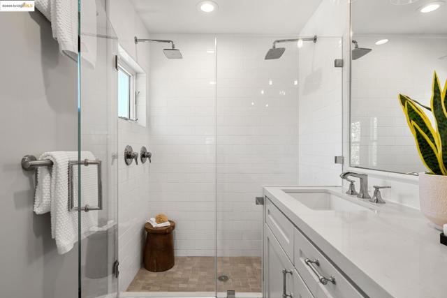 2842 Ashby Ave, Berkeley CA: https://media.crmls.org/mediaz/ef4df6ed-574f-4ef8-b5dd-5cd29142f29e.jpg