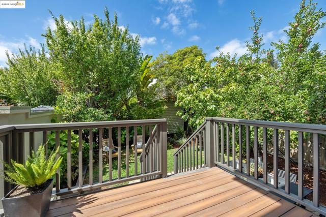 1071 Harvard Rd, Piedmont CA: https://media.crmls.org/mediaz/ef4f137a-ea1c-4de3-886b-87e033b8c1a3.jpg