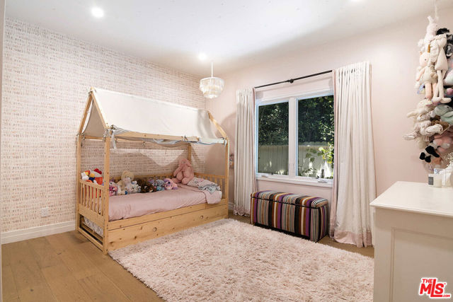 342 N Citrus Avenue, Los Angeles CA: https://media.crmls.org/mediaz/ef4f5730-9c50-42fd-a609-dc711a6da617.jpg