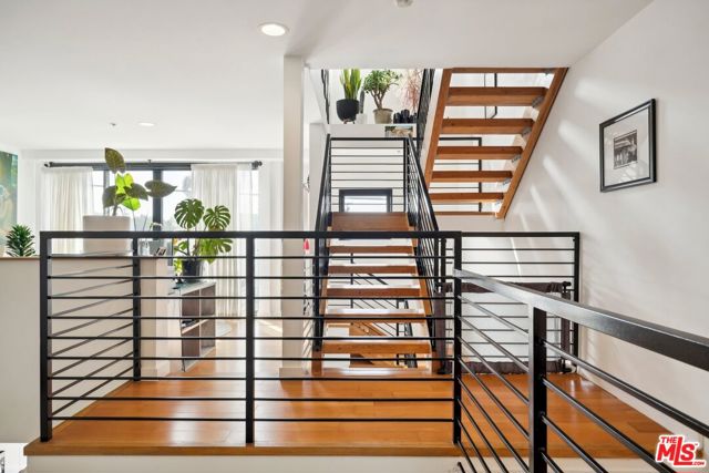 815 Hampton Drive, Venice CA: https://media.crmls.org/mediaz/ef4f6413-caed-4164-9207-9602ec1d3bef.jpg