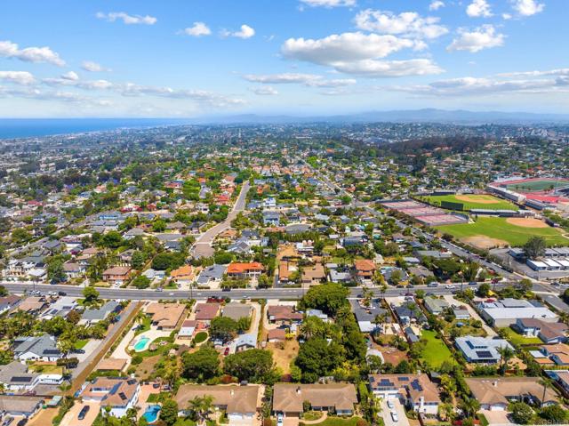 1565 Chestnut Avenue, Carlsbad CA: https://media.crmls.org/mediaz/ef4f7357-45ed-4bfe-b769-81e936a5fc3c.jpg