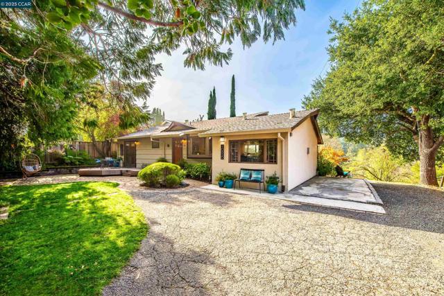 1085 Oak Hill Road #D, Lafayette CA: https://media.crmls.org/mediaz/ef514954-67d2-4911-b273-223efe7db91b.jpg