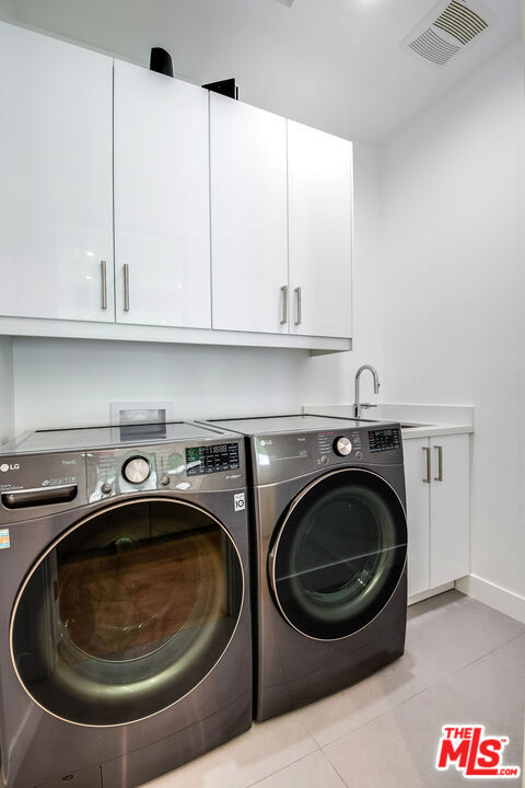 13378 Contour Drive, Sherman Oaks CA: https://media.crmls.org/mediaz/ef51684e-93bb-449e-a552-17abcd37528b.jpg