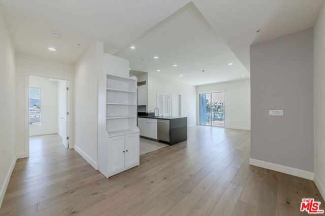 105 S Mariposa Avenue, Los Angeles CA: https://media.crmls.org/mediaz/ef51cfa0-2a2b-4dec-88ba-104d721aff35.jpg