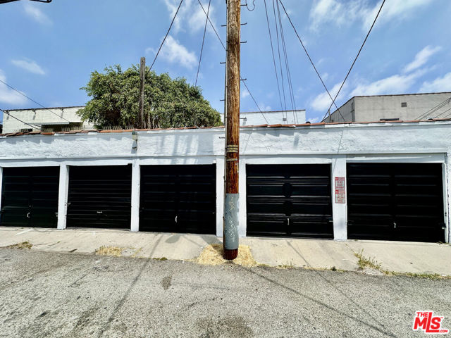 351 N Orange Grove Avenue, Los Angeles CA: https://media.crmls.org/mediaz/ef52a201-3381-4020-936c-3a5929070c79.jpg