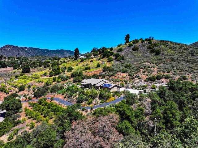 2021 Willow Glen Road, Fallbrook CA: https://media.crmls.org/mediaz/ef5379ab-1dc1-4482-b2ce-ab94a935ce53.jpg