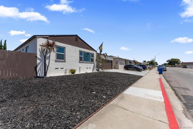 709 4th AVE, Chula Vista CA: https://media.crmls.org/mediaz/ef574354-76ad-4598-8aea-7cf912aa4094.jpg