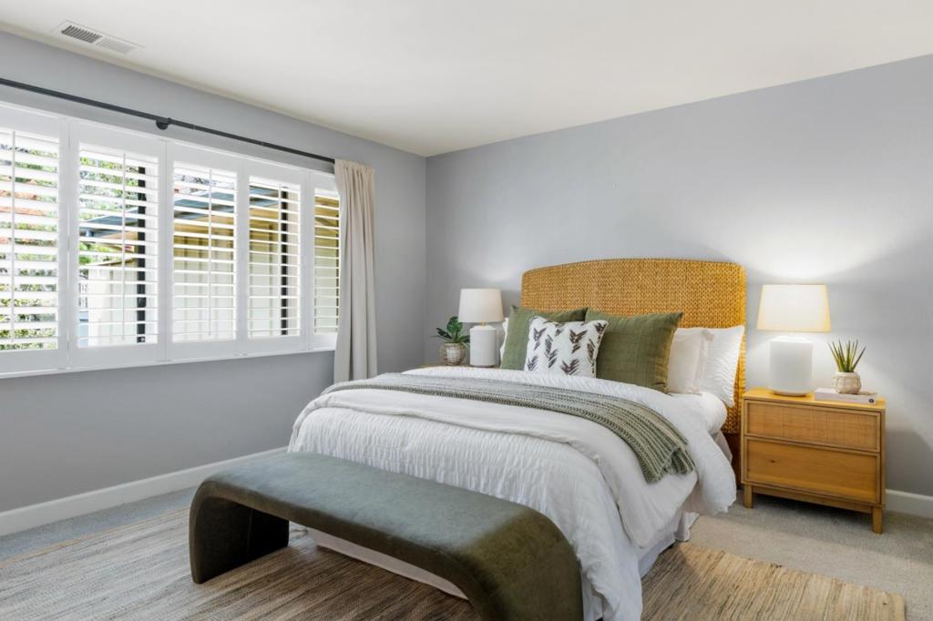 https://media.crmls.org/mediaz/ef57efa6-4be1-4924-ad28-8a6ff67e9297.jpg?preset=X-Large