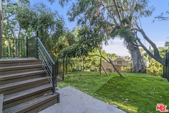 2315 Loma Vista Place, Los Angeles CA: https://media.crmls.org/mediaz/ef57f4a8-bfe7-4825-a5f9-c8ae82ff9082.jpg