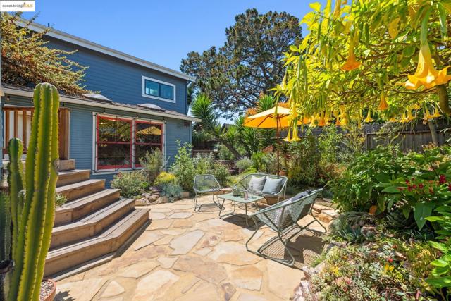 6521 Herzog St, Oakland CA: https://media.crmls.org/mediaz/ef587c5c-5dd3-463c-b23d-acff3c63dd42.jpg
