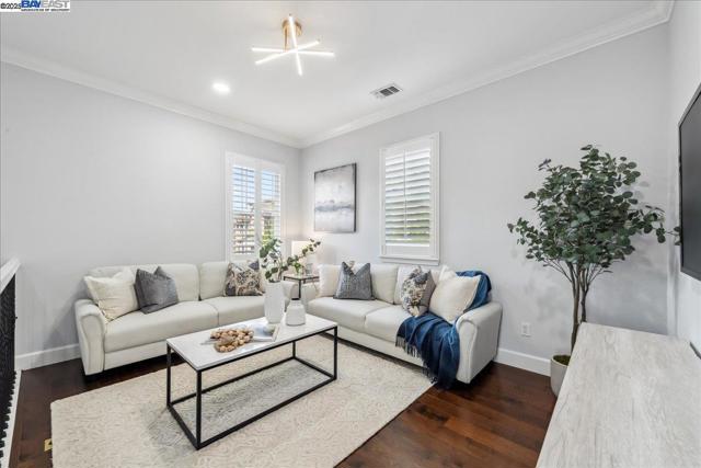 4875 Thorndike Ln, Dublin CA: https://media.crmls.org/mediaz/ef58da4d-344f-4a16-a0b3-4e4e0ebf7152.jpg