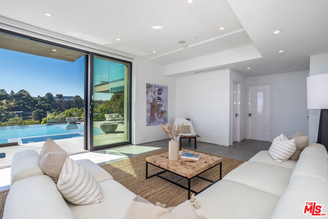 9406 Lloydcrest Drive, Beverly Hills CA: https://media.crmls.org/mediaz/ef593500-8b3a-489a-a9fa-00e803d0dae1.jpg