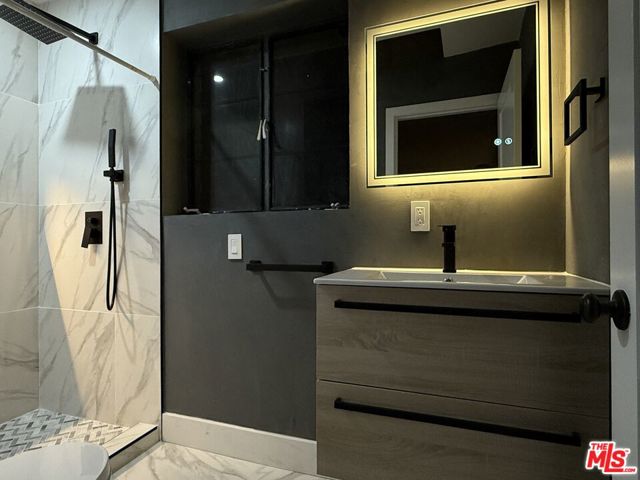 4108 Valley Vista Court, Sherman Oaks CA: https://media.crmls.org/mediaz/ef59ad1d-f0a9-4256-8c9c-f25ea95495af.jpg