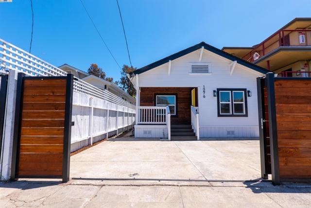 1276 64Th Ave, Oakland CA: https://media.crmls.org/mediaz/ef59afc1-3303-4bd3-b32f-d41ad90dd28e.jpg