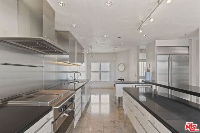 2115 3rd Street, Santa Monica CA: https://media.crmls.org/mediaz/ef59bbc5-fcd4-44bb-8cc2-da27ca26e918.jpg