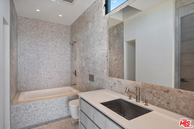 Image 38 of 72 For 938 Palisades Beach Road