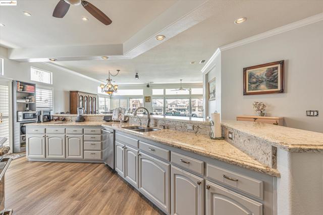 4174 Beacon Pl, Discovery Bay CA: https://media.crmls.org/mediaz/ef5b7013-c1ea-48c1-b5e4-75e043ce1151.jpg
